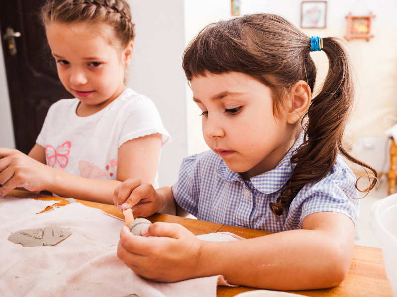10 attività e giochi con i bambini piccoli