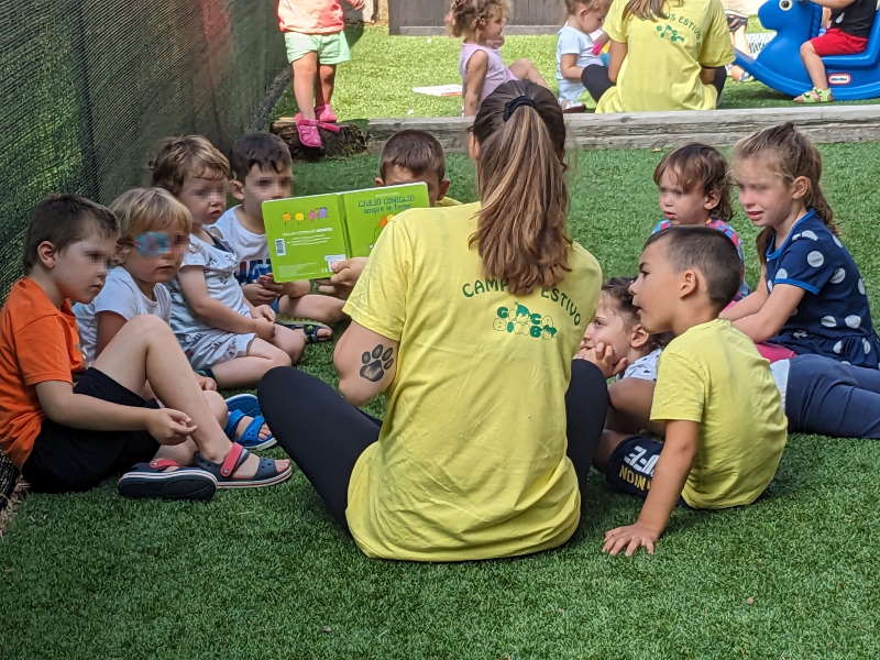 campo estivo gioca bimbo giardino