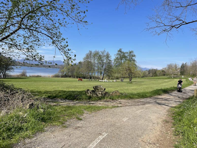 ciclopedonale lago comabbio passeggino