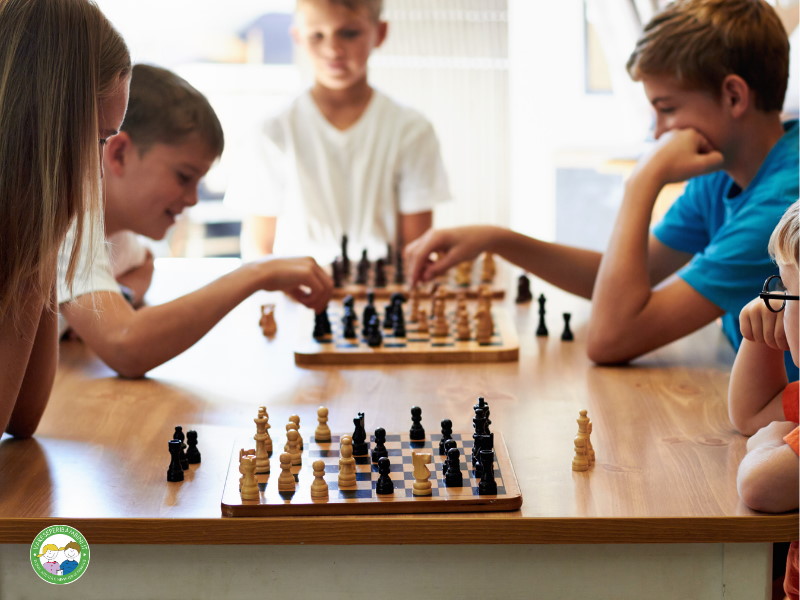 ROO GAMES Quick Chess - Impara Gli Scacchi Con 8 Giochi Semplici Per Bambini Dai 6 Anni - Set Premiato Con Scacchiera E Guida