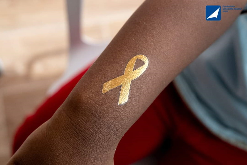 fiocco oro cancro mani