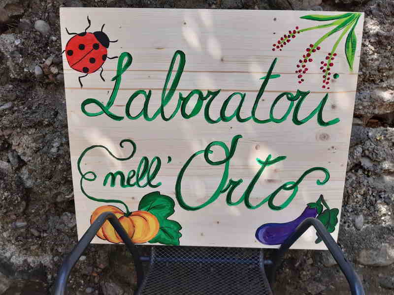 Laboratori nell'orto in inglese