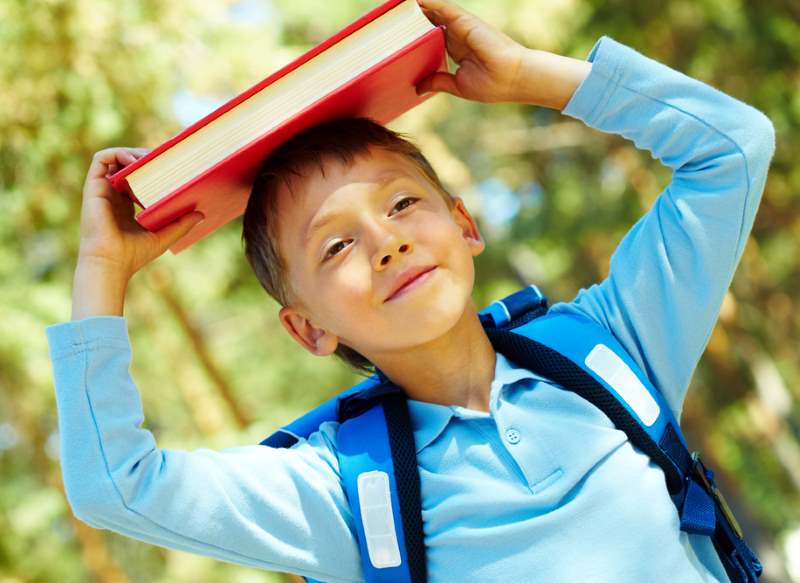 Consigli per una corretta igiene posturale dei nostri bambini, dalla postura sui banchi di scuola, alle buone norme per gestire in sicurezza lo zaino scolastico