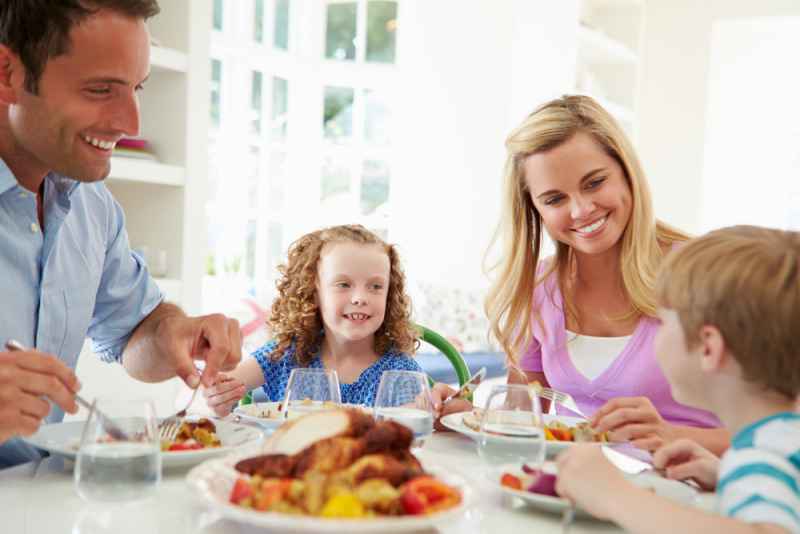 bambini famiglia cibo