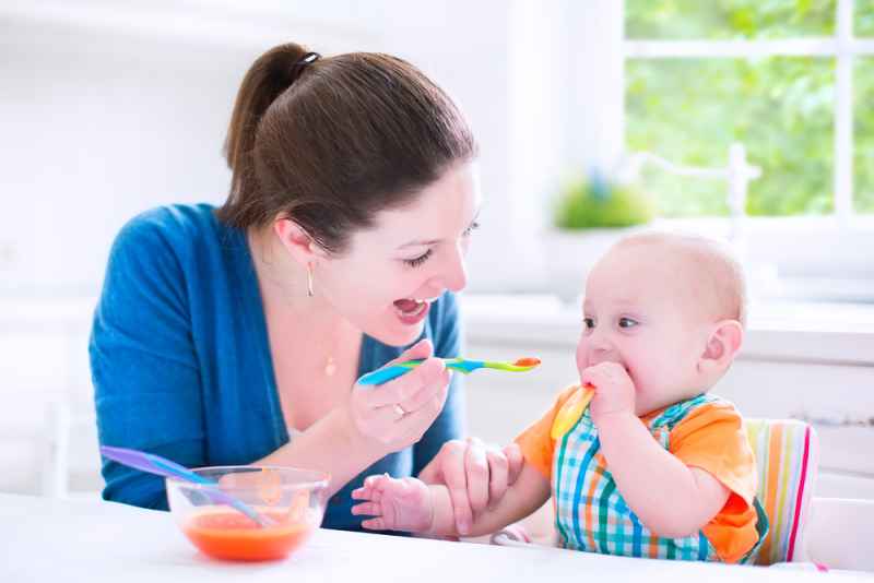 madre svezzamento bambino