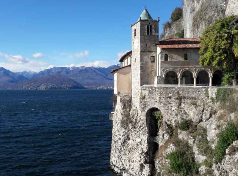 L'Eremo di Santa Caterina a picco sul Lago Maggiore