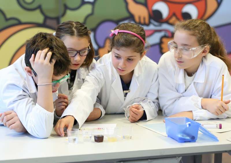 Camice e occhiali, provette e reagenti: i bambini scoprono la scienza a Varese